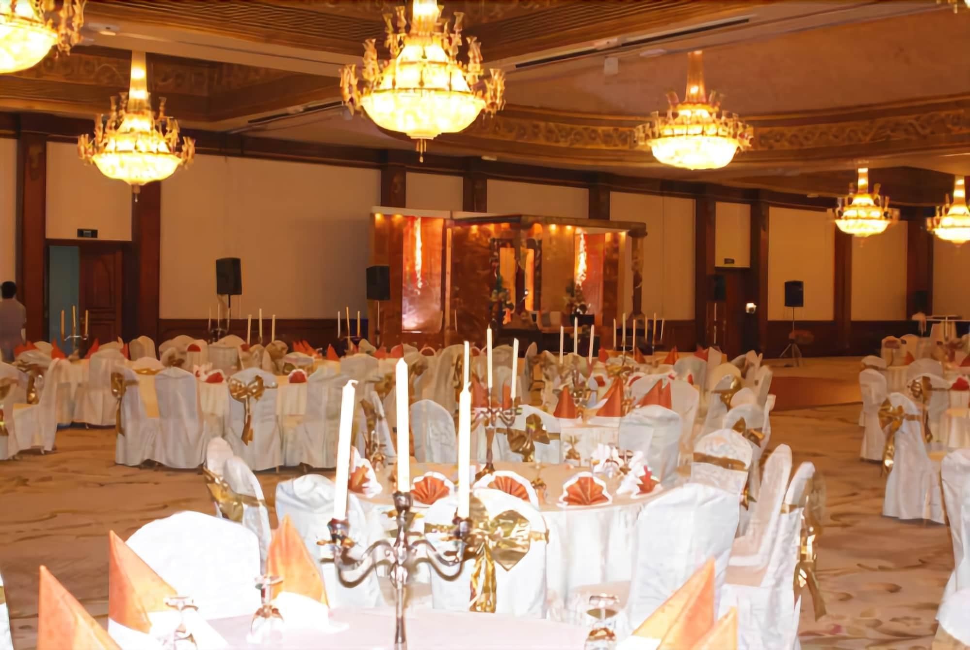 The Convention Center & Royal Suites Hotel Kuwait City Exterior foto